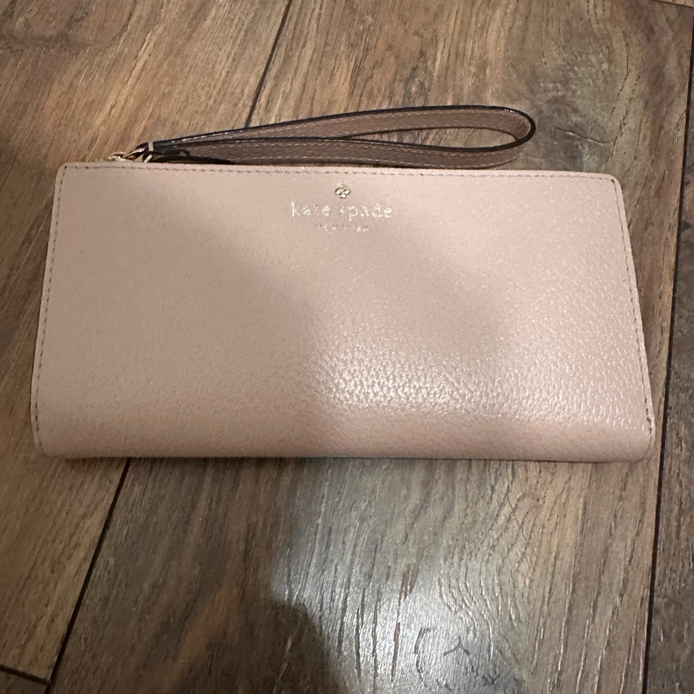 Kate Spade Wristlet Walk in Beige